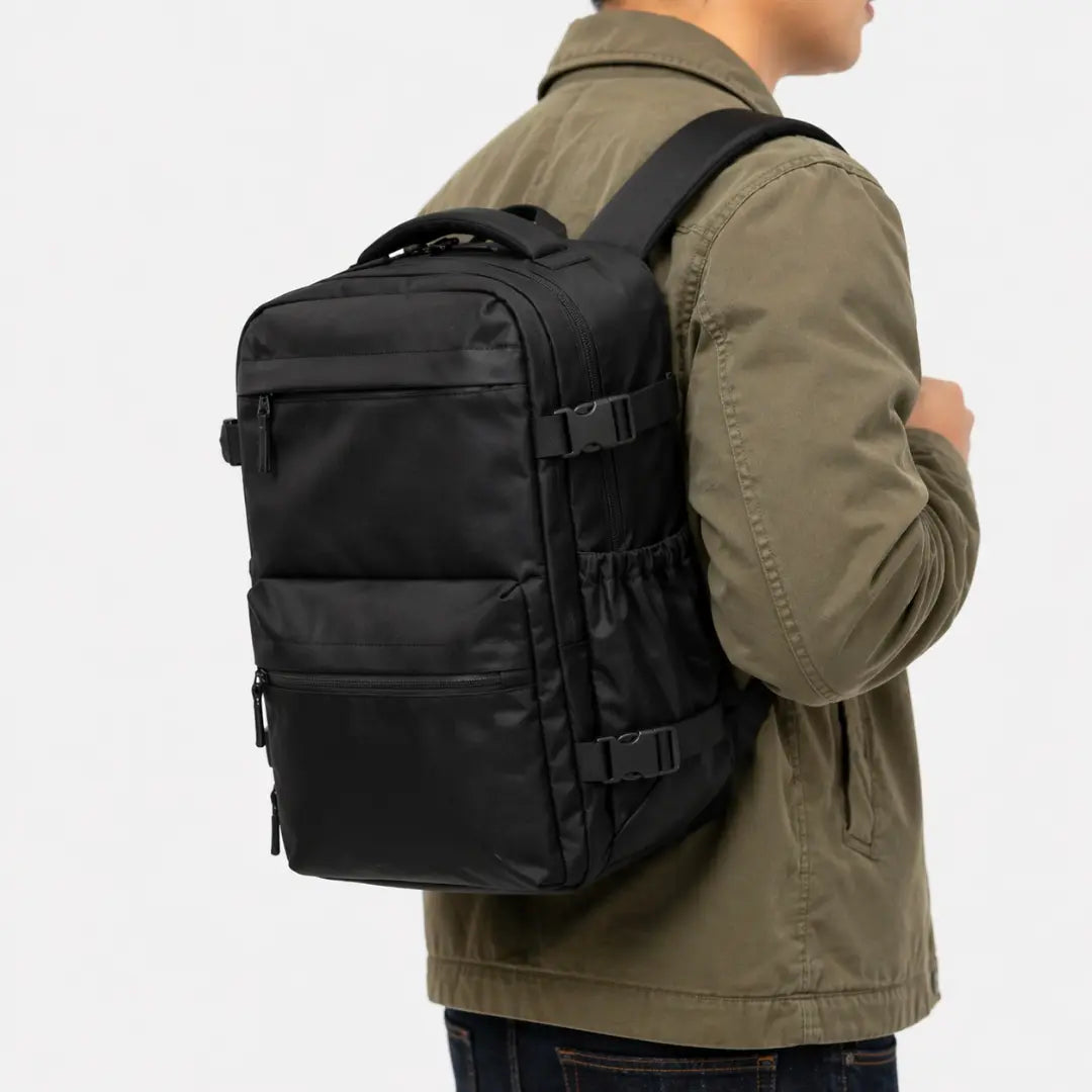 Homme portant un sac cabine compressible 35L Olyneia Format Compact — format 40×30×20 cm compatible Ryanair