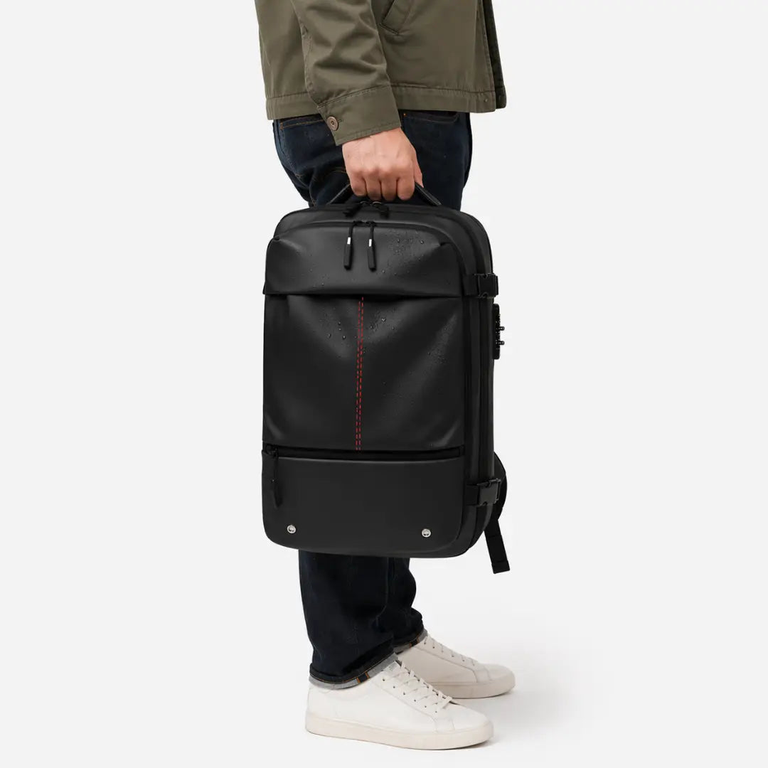 Homme tenant un sac cabine compressible 55L — Long séjour Olyneia