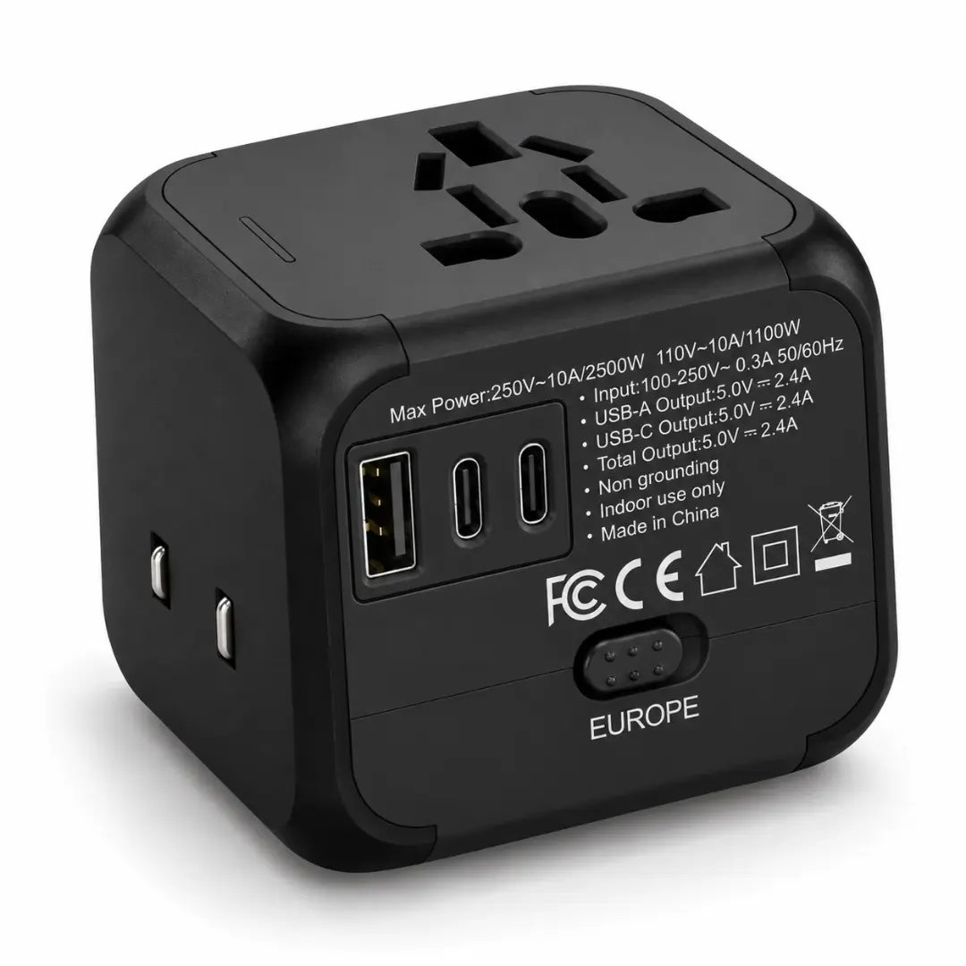 Adaptateur de voyage universel Olyneia noir, vue 3D avec prise multistandard, un port USB-A et deux ports USB-C