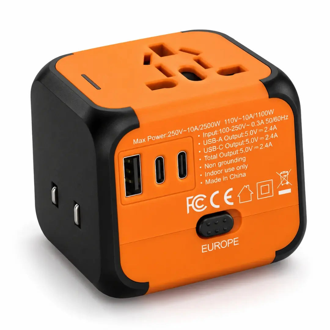 Adaptateur de voyage universel Olyneia orange, vue 3D avec prise multistandard, un port USB-A et deux ports USB-C