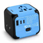 Adaptateur de voyage universel Olyneia bleu, vue 3D avec prise multistandard, un port USB-A et deux ports USB-C