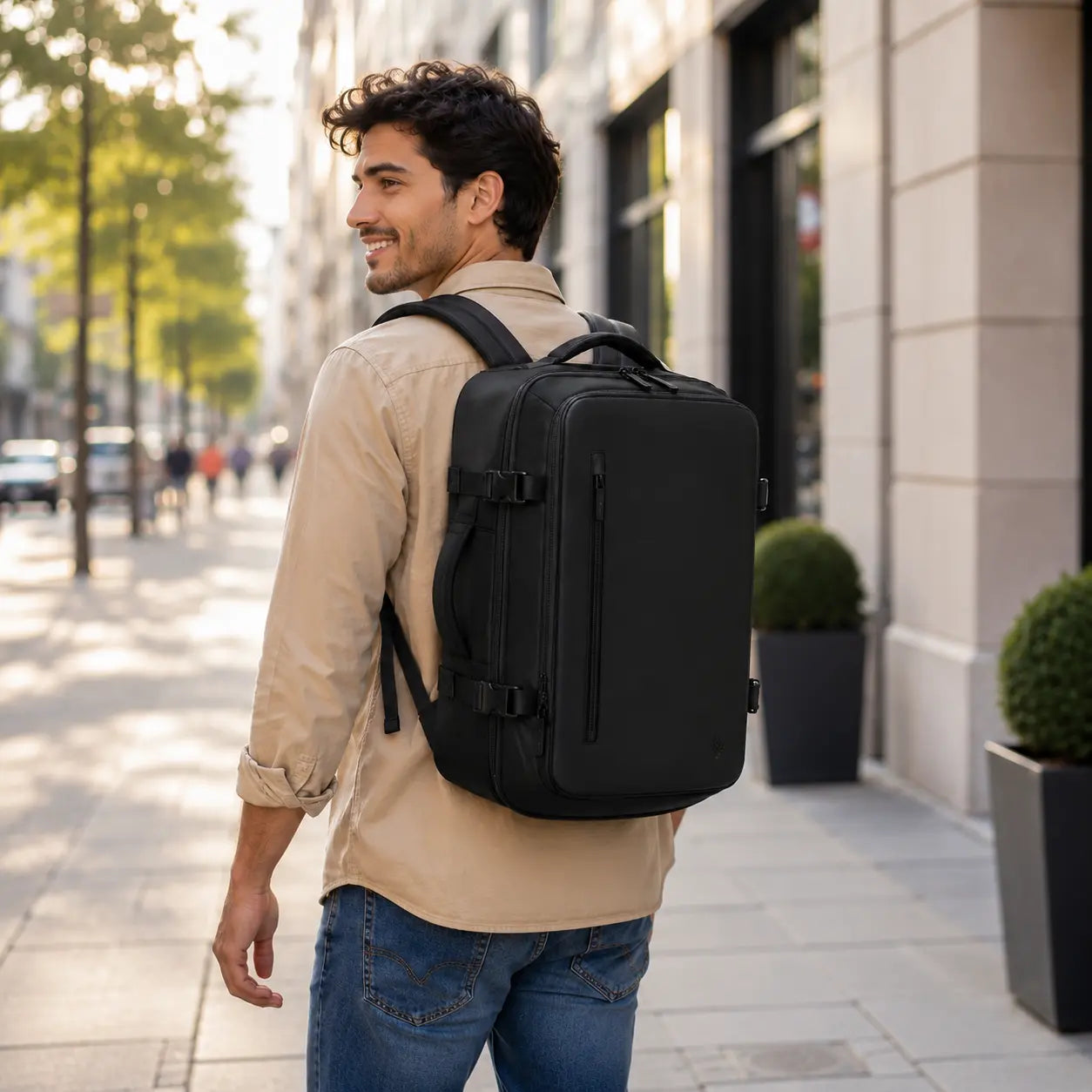 Sac Cabine Escale 35L porté en ville — sac à dos compressible voyage court et déplacement professionnel — Olyneia
