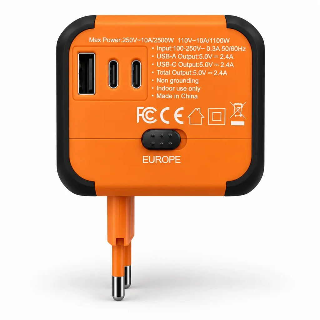 Adaptateur de voyage universel Olyneia orange, vue des trois ports USB, du sélecteur Europe et des broches EU déployées