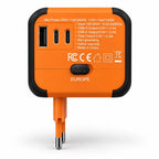 Adaptateur de voyage universel Olyneia orange, vue des trois ports USB, du sélecteur Europe et des broches EU déployées