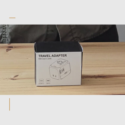 Présentation de l’adaptateur de voyage Olyneia : déballage, manipulation des prises EU, UK, US et AUS, prise secteur femelle universelle et trois ports USB, dont un USB-A et deux USB-C.
